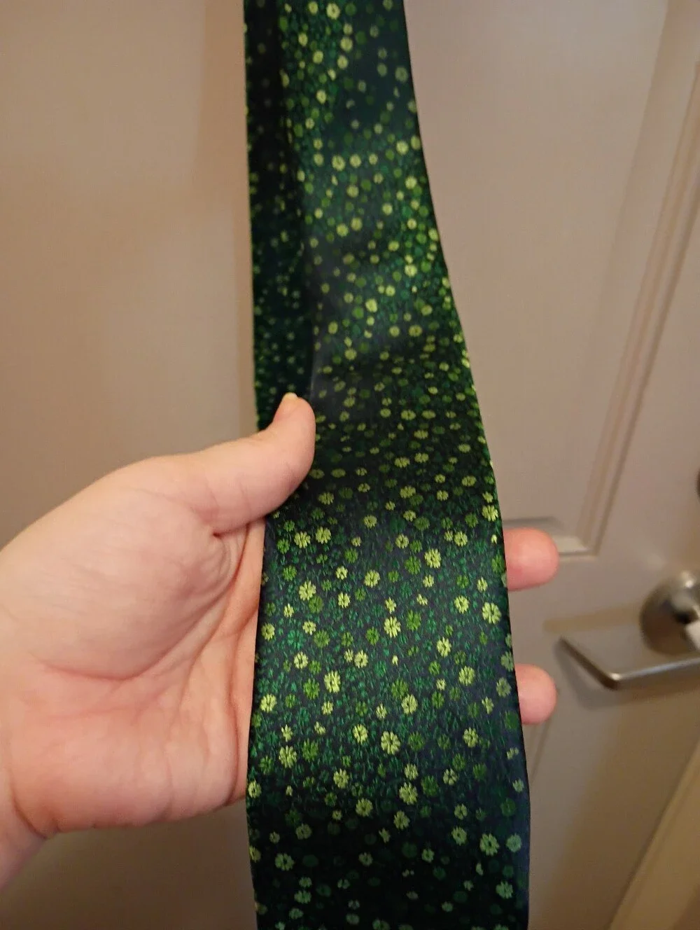 Jos A Bank Men's Green Floral 100%Silk Tie